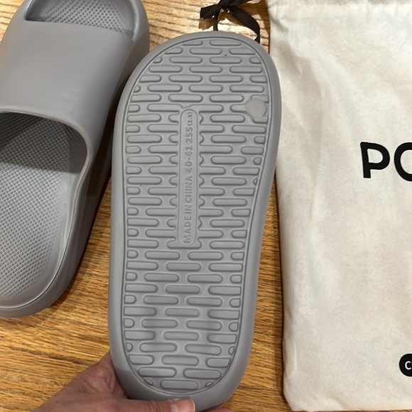 Unisex Posee super lightweight and soft slides! - Picture 4 of 6